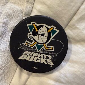 Mighty ducks teemu selanne signed puck